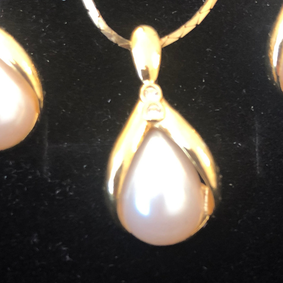 Avon Gold Faux Pearl Necklace & Matching Earrings - Picture 3 of 5